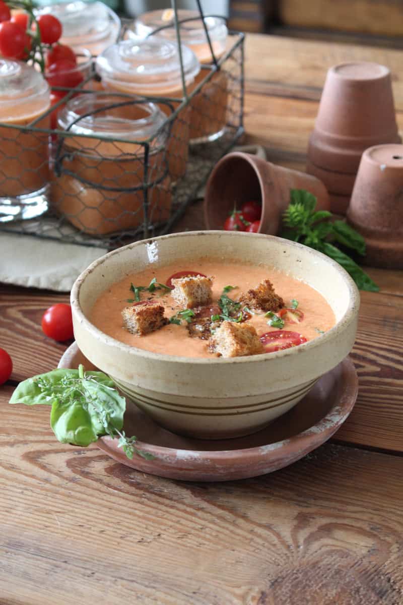 A serving suggestion of putting croutons on a bowl of creamy tomato soup.