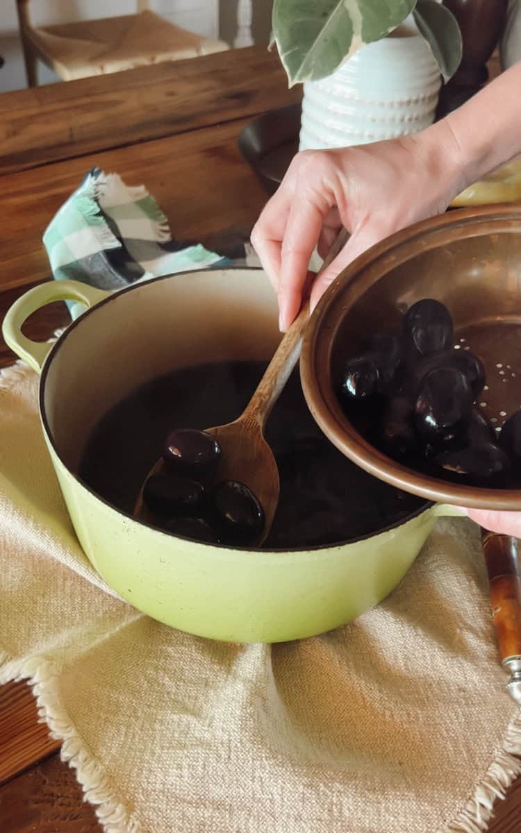 Step 1 is cleaning the grapes and prepping the jars.