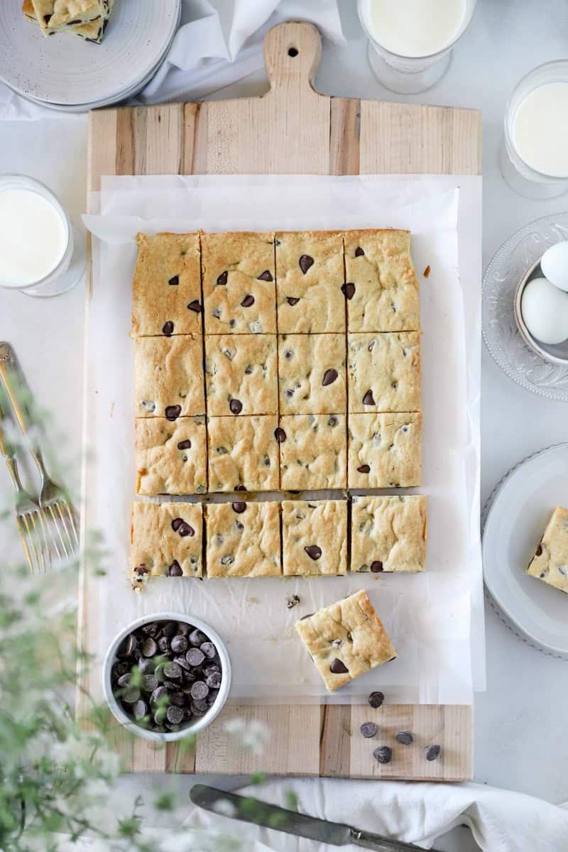 A close up top view of sourdough blondie brownies that have been sliced.